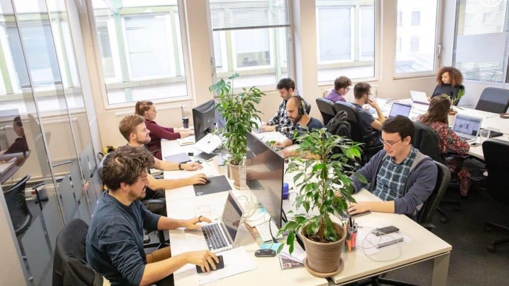 Équipe LiveMentor en action dans les bureaux, accompagnant les entrepreneurs et freelances dans leurs formations en ligne